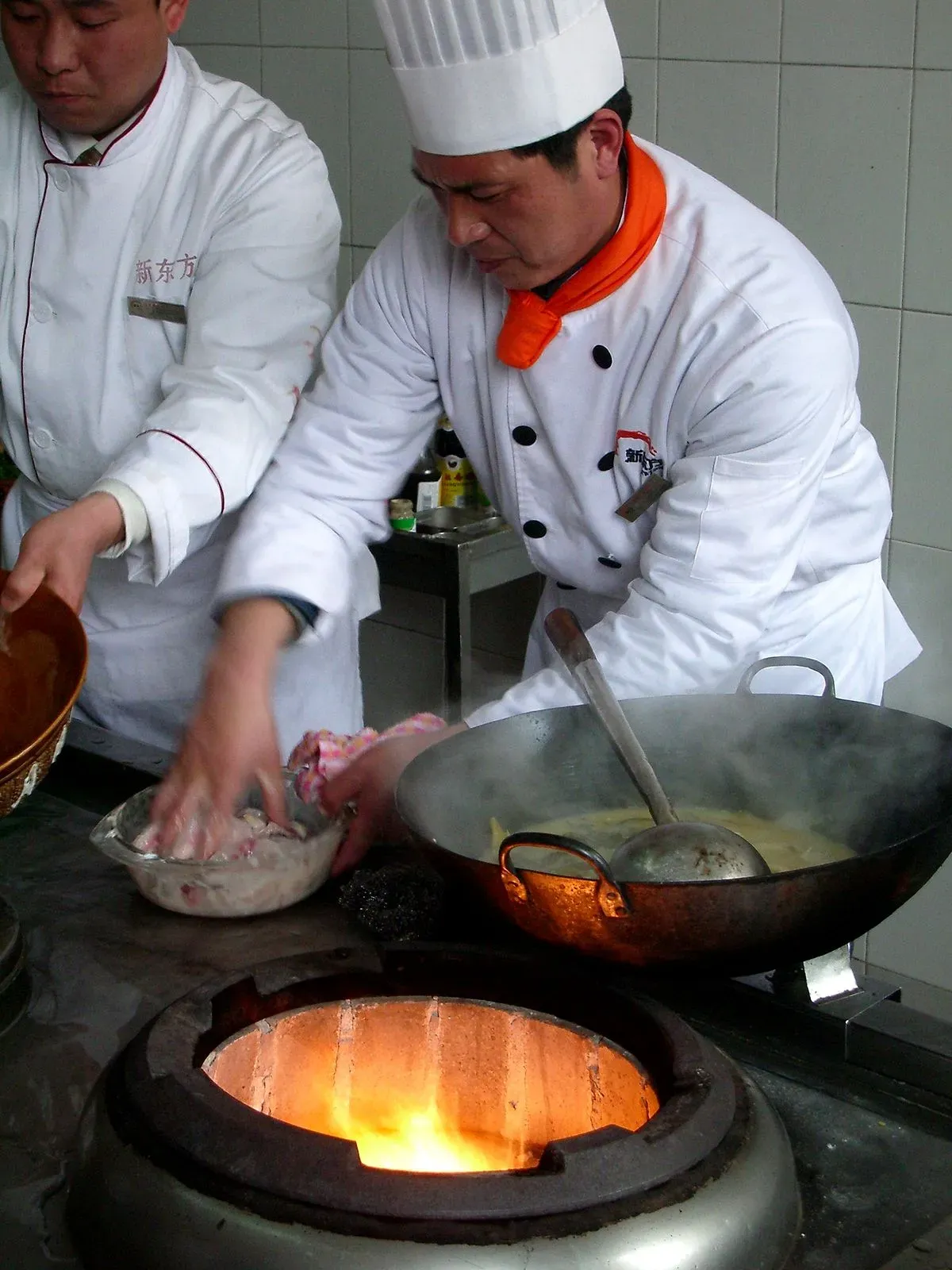 La cuisine ouverte – BASHU, restaurant sichuanais à Paris 11ᵉ