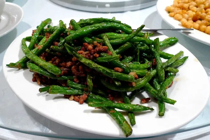 Haricots au wok sec – BASHU, restaurant sichuanais à Paris 11ᵉ